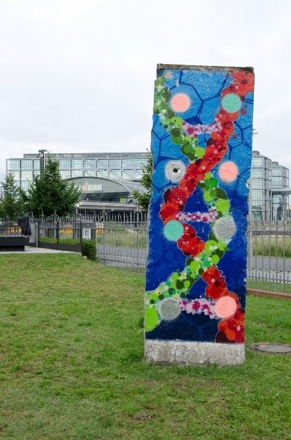 Grown-up Travel Guide Daily Photo: Piece of Berlin wall, Berlin, Germany DSC_0871 (424x640)