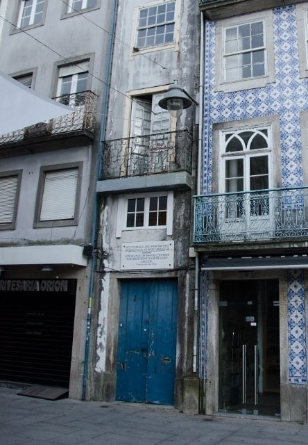 Grown-up Travel Guide Daily Photo: The narrowest house in town, Braga, Portugal DSC_6731 (444x640)